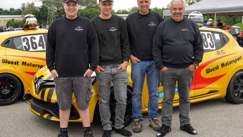 Das Team Wuest Motorsport am Slalom Röthis (von links): Gian, Nico, Reto und Josef Wüst. Gian und Nico sind die Söhne von Reto Wüst – Nico ist noch nicht 18-jährig und darf daher trotz Rennlizenz nur auf der Rundstrecke in Hockenheim fahren. Reto ist Geschäftsführer und Inhaber der Garage Wüst in Diepoldsau, Josef sein Vater.