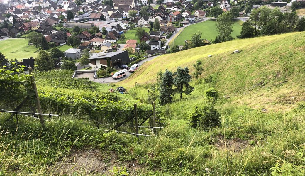 Das Auto (Bildmitte) überschlug sich im steilen Hang, bevor es am Dorfrand zum Stillstand kam.