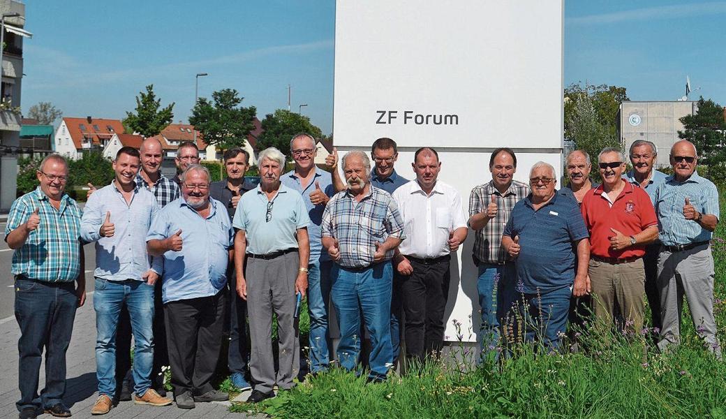 Die Mitglieder des Vereins «Rheintaler Garagisten» in höchster Zufriedenheit bei der ZF in Friedrichshafen. 