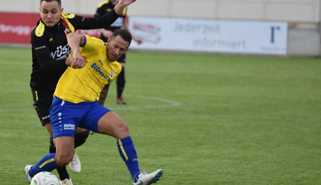 Der FC Au-Berneck (vorne mit Marcel Riedeberger) und der FC Altstätten (mit Adis Hujdur) wollen ihre Heimspiele nutzen, um sich im Abstiegskampf etwas Luft zu verschaffen. 