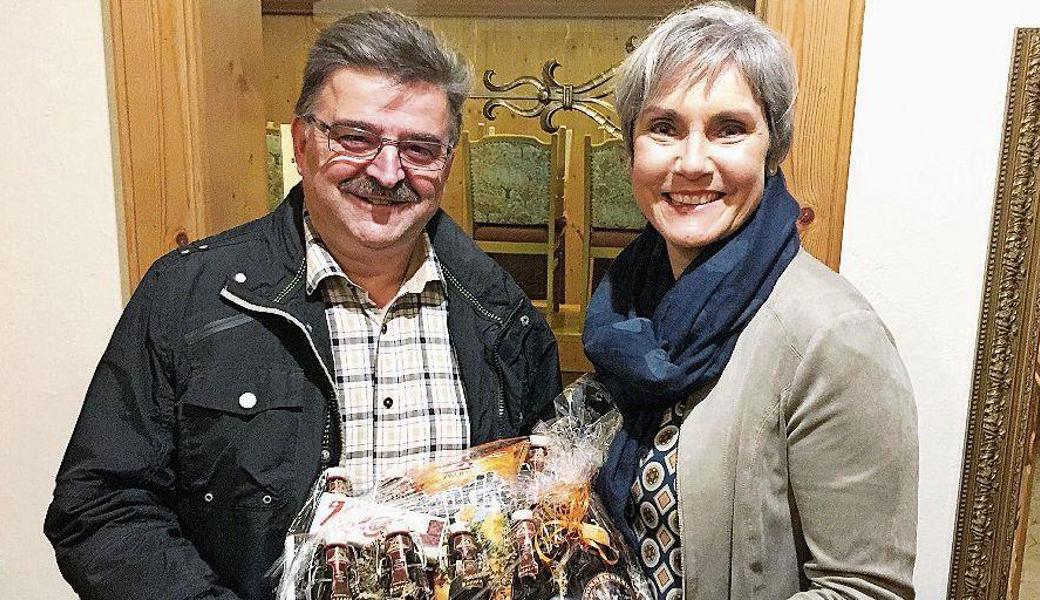 Präsidentin Myriam Geisser überreichte dem zurücktretenden Vorstandsmitglied Stephan Britschgi ein symbolisches Feierabendbier.