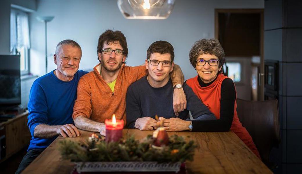 Otto, Florian, Simon und Rebekka Benz (von links) in ihrer Stube in Heerbrugg.