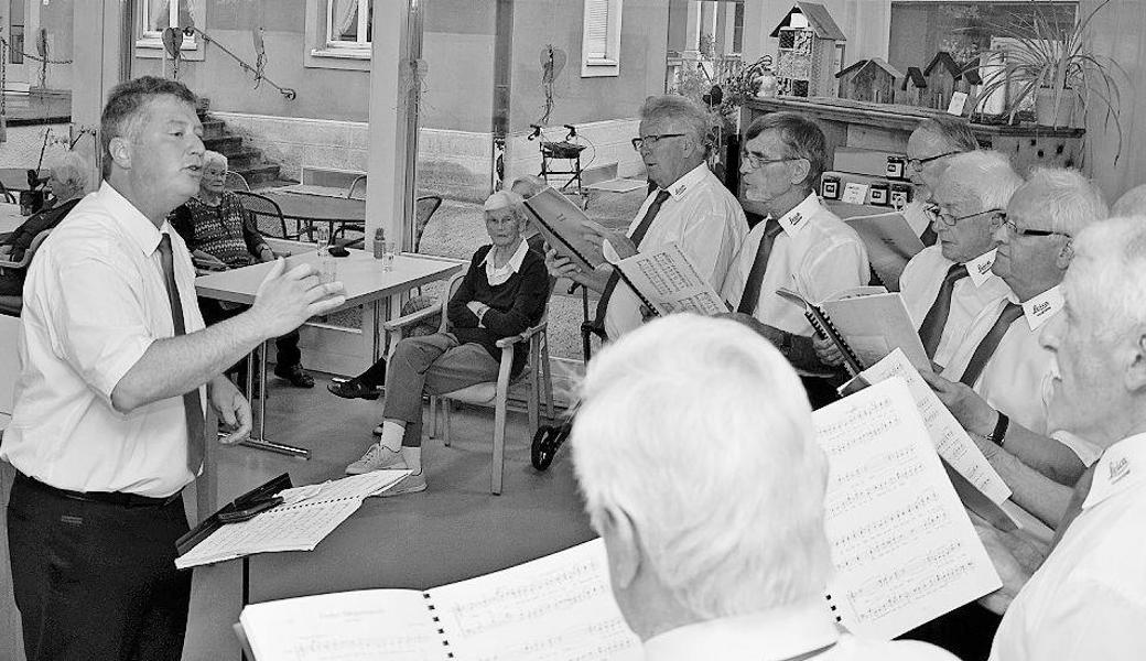 Unter der Leitung von Martin Lechner sang sich der Leica-Chor in die Herzen der Pensionäre vom Geserhus. Bild: nn