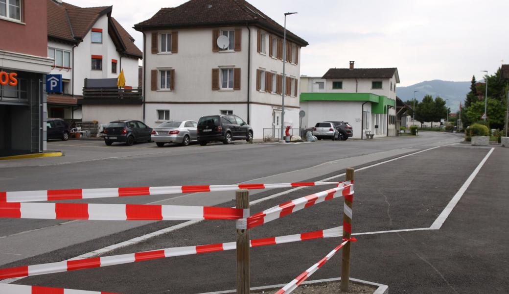 Weil die neue Zentrumsgestaltung keine Möglichkeit mehr für das Ein- und Aussteigen für Gäste der Reisebusse am jetzigen Platz vorsieht, wurde als Ersatz neben dem Parkplatz der katholischen Kirche ein neuer Bushalteplatz realisiert.