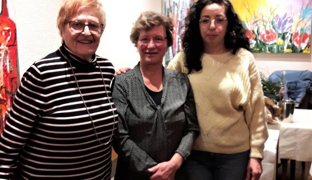 An der HV (von links): Alice Erb (40 Jahre Mitglied), Präsidentin Margrit Ammann und die neue Sängerin Consuelo Pappalardo.