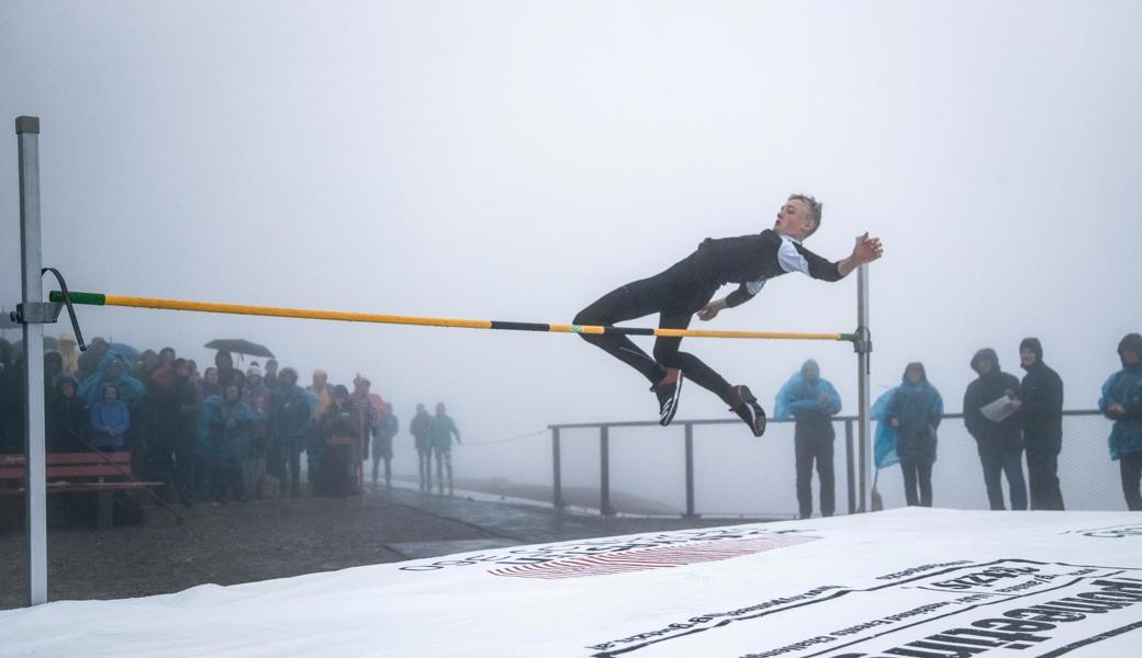 Valentin Hofstetter vom TV Herisau sprang trotz garstiger Bedingungen mit 1.65m eine neue persönliche Bestleistung.