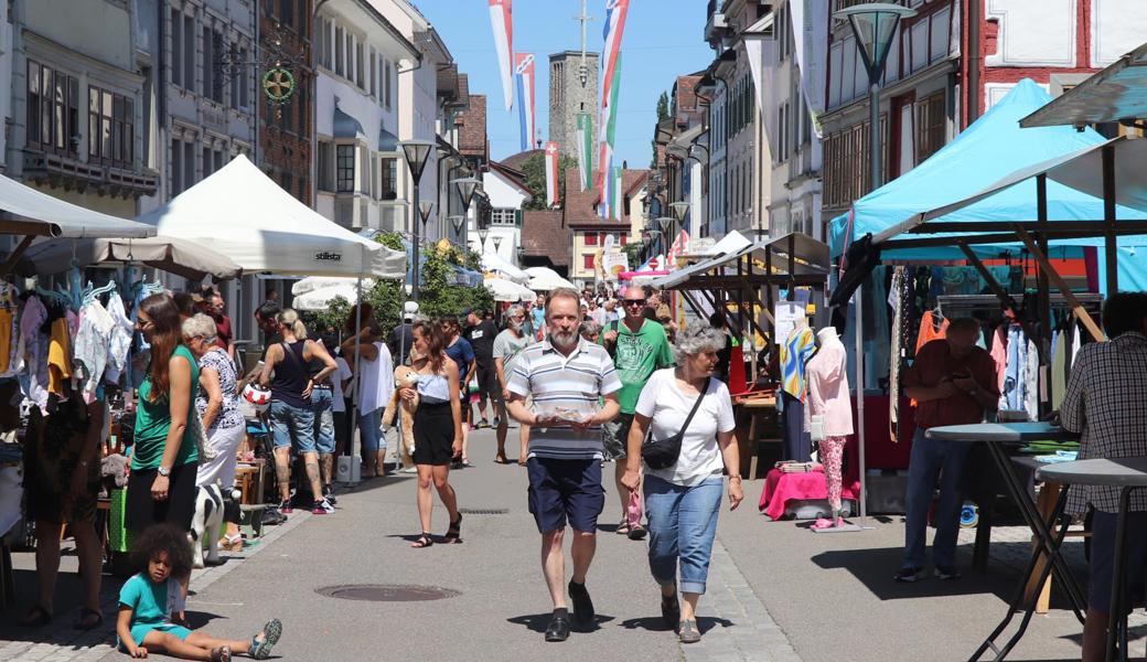 In den Gassen Rheinecks war es gestern südländisch heiss – trotzdem war der Markt sehr gut besucht.