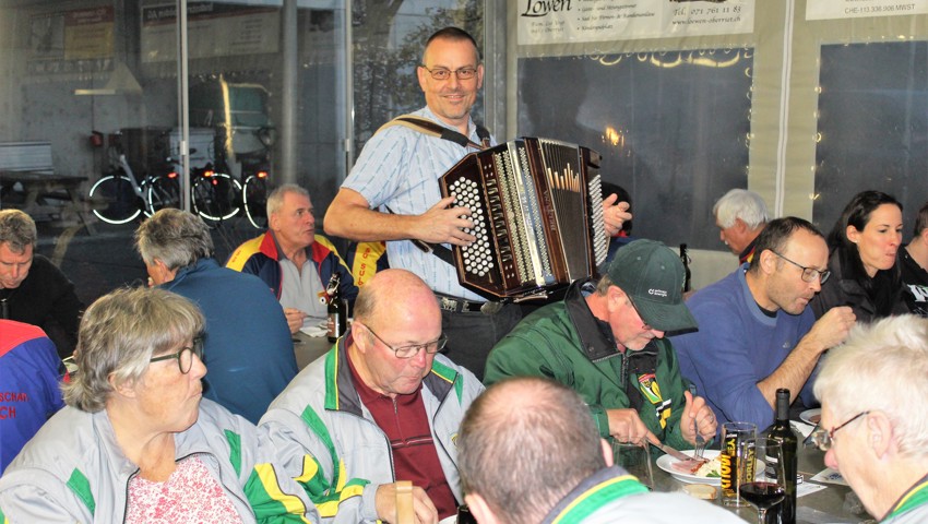 Beat Brunner unterhielt die Schützinnen und Schützen mit seiner Handorgel. Beat Brunner unterhielt die Schützinnen und Schützen mit seiner Handorgel.