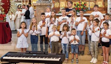Messe mit neuen Minis und ukrainischen Kindern
