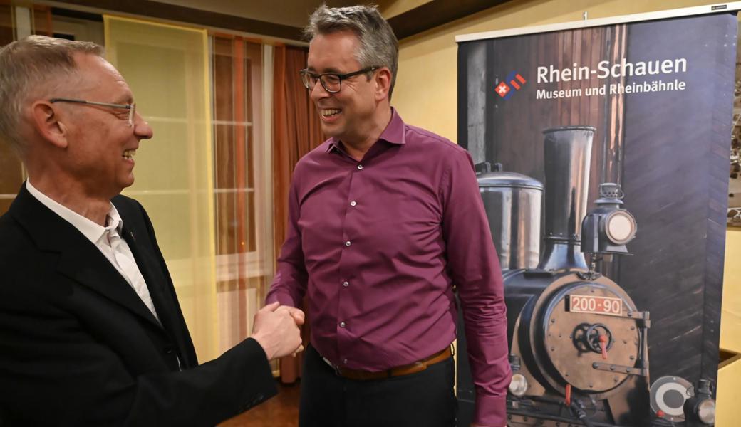 Hansjörg Lässig (links) nimmt vom neuen Obmann Peter Heine den Dank für die 27 Jahre Vorstandsarbeit entgegen.