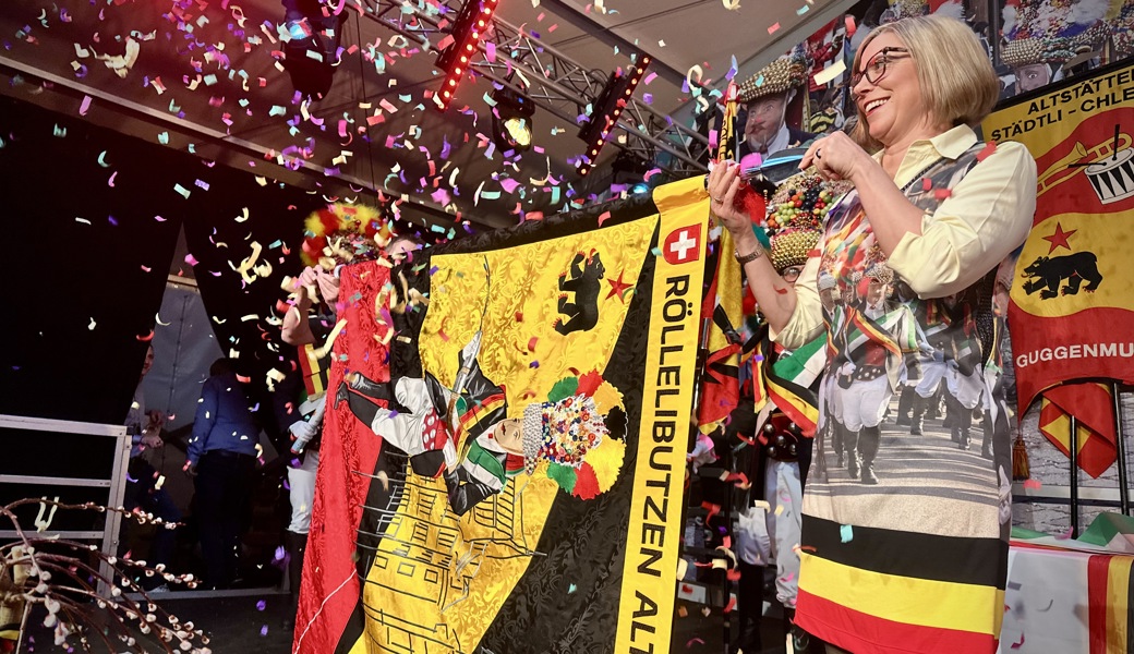 Politprominenz bei Fahnenweihe der Röllelibutzen