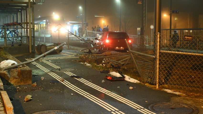 In fahrunfähigem Zustand: 66-Jähriger landet mit seinem Auto auf Bahngleisen