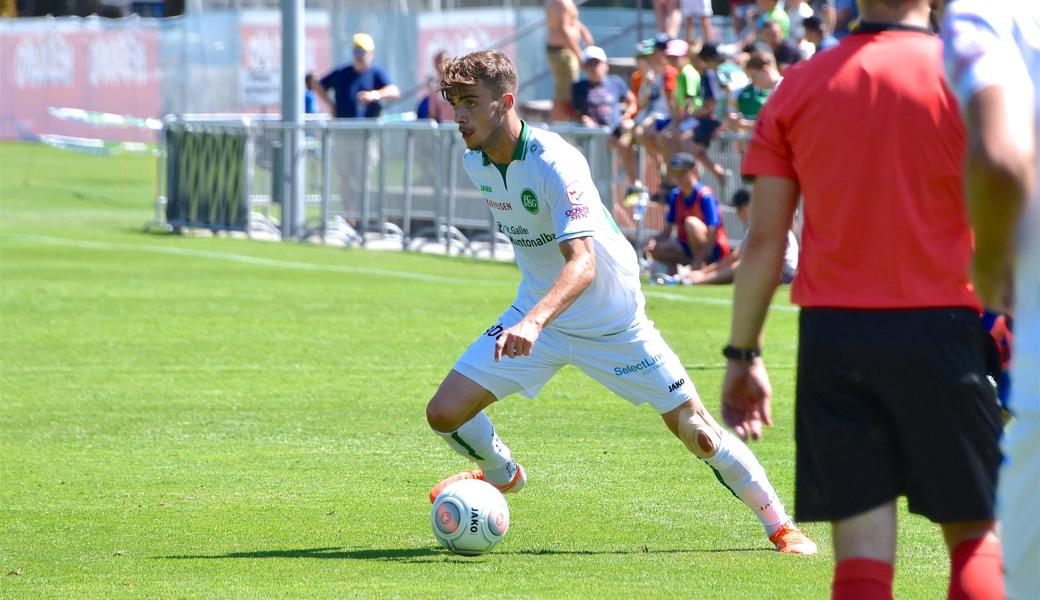 In diesem Sommer schaffte Betim Fazliji den Sprung in die erste Mannschaft des FC St. Gallen. Er empfahl sich in der U21 für einen Profivertrag und in den Sommer-Testspielen (auf dem Foto in Bad Ragaz) für Einsätze im Profiteam.