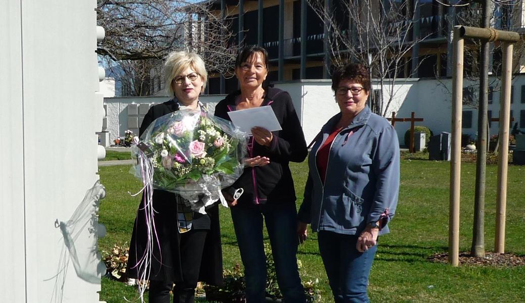 Gemeindepräsidentin Christa Köppel (links) verabschiedet Irmgard Schawalder und Katharina Schmitter.