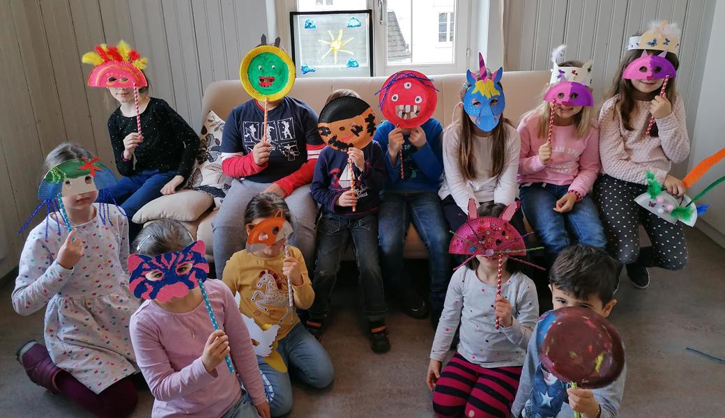 Die Kinder haben ihre Masken selbst gebastelt.