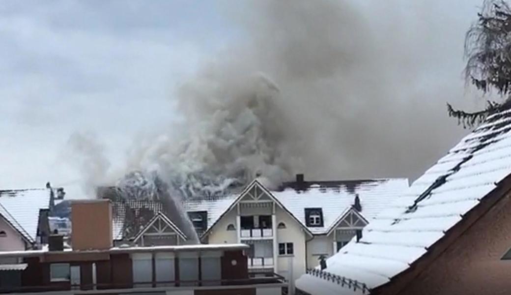 In Widnau brennt ein Mehrfamilienhaus.