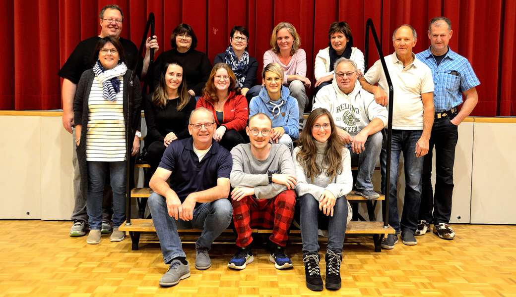 Die Schauspielcrew des Laientheaters Wolfhalden unter der Regie von Carolin Kugler (links).  Die Schauspielcrew des Laientheaters Wolfhalden unter der Regie von Carolin Kugler (links).