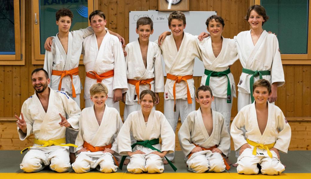 Elf von 41 Rheintaler Judokas, die die Prüfungen für die nächste Gürtelfarbe bestanden haben.