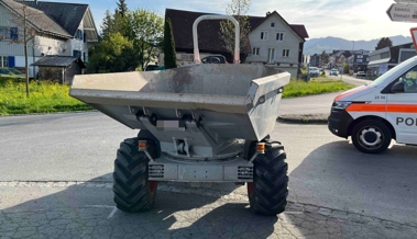 Beim Abbiegen Mittelinsel touchiert und vom Arbeitskarren gestürzt