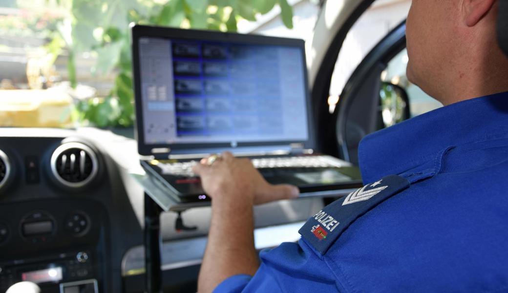 Polizist bei der Geschwindigkeitsmessung.