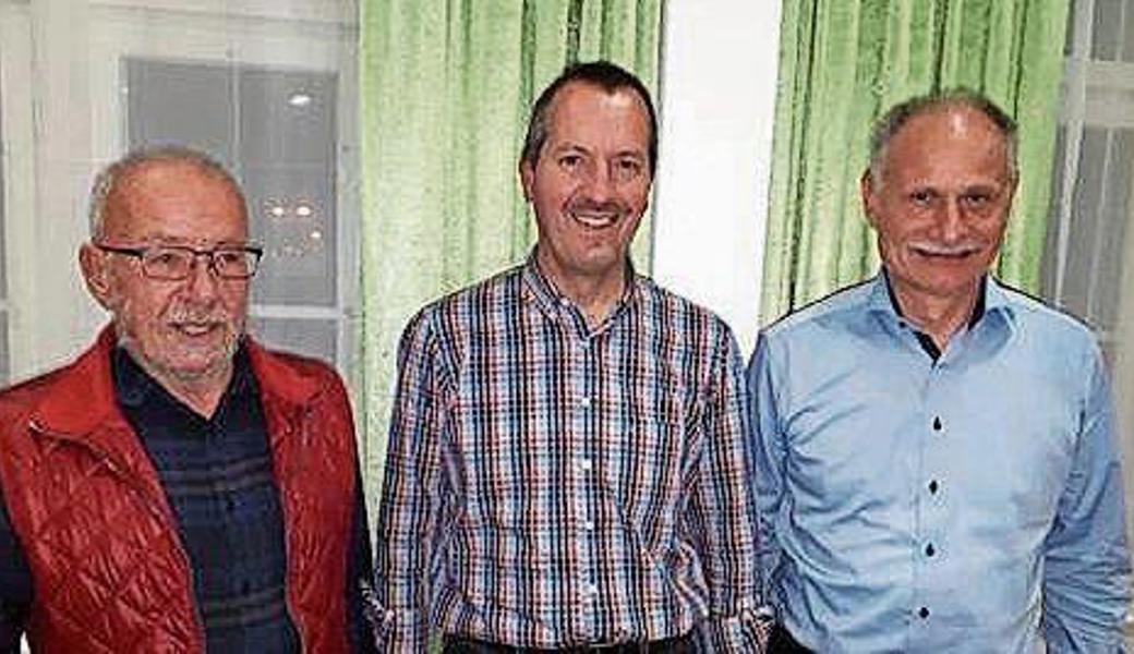 Die Geehrten des Abends: (v. l.) Paul Zäch, Hansedi Obrist (je 30 Jahre Vereinszugehörigkeit) und Stefan Rechsteiner (ehemaliger Aktuar); nicht auf dem Bild ist Friedli Kuster (70 Jahre).