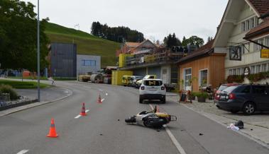 Roller fährt auf Auto auf