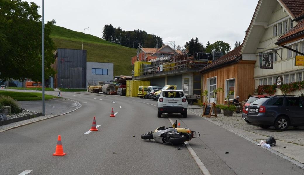 Der Rollerfahrer sah zu spät, dass der Wagen vor ihm angehalten hatte.