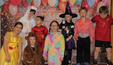 Zauberhafter Kindermaskenball mit vielen bunten Kostümen
