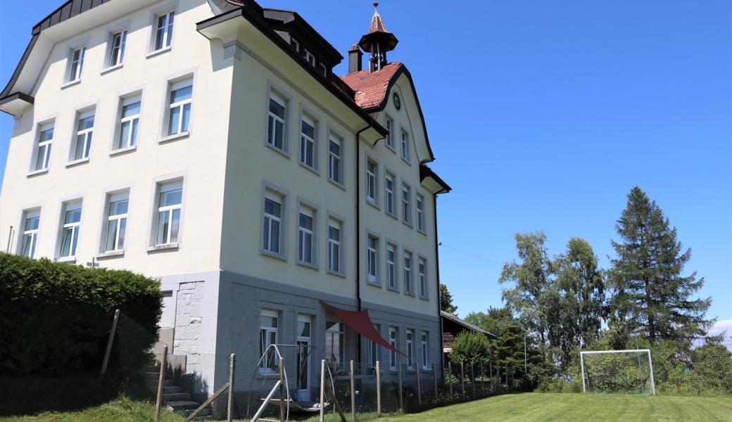 Im Ortsteil Lachen gibt es immer mehr schulpflichtige Kinder, die für den Weg zur Schule ihr Velo bei der Bushaltestelle abstellen müssen.