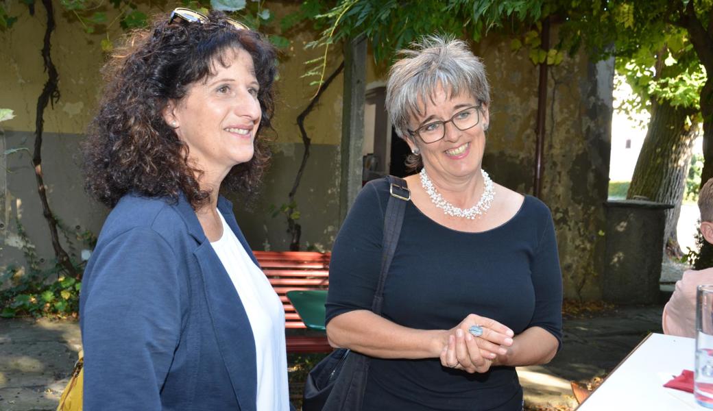 Anna Sanseverino (l.) und Gaby Eigenmann bei der Wahlfeier 2016, als sich Eigenmann mit 620 Stimmen im ersten Wahlgang gegen die SP-Kandidatin Karin Hasler durchgesetzt hatte. 
