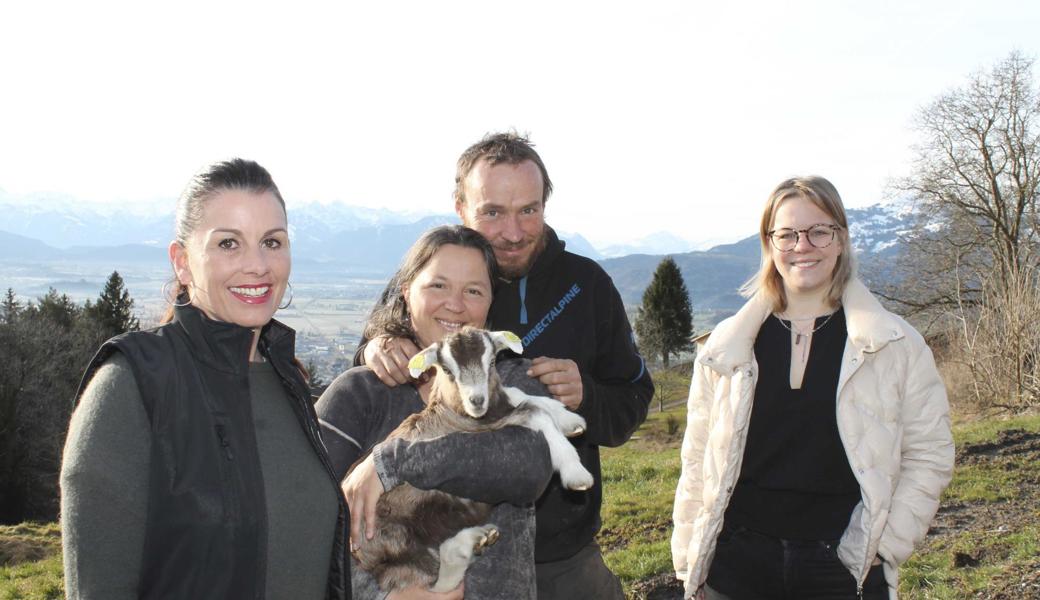 Der Altstätter Bauernmarkt soll attraktiver werden (v. l.): Simone Mächler-Fehr, Manuela und Marcel Schmid vom Hof Morgarot in Lüchingen (wo das Foto entstand) sowie Stadträtin Mirjam Seitz-Popp.