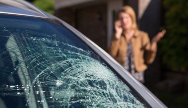 Unbekannte werfen Eisklotz von Überführung auf die Autobahn