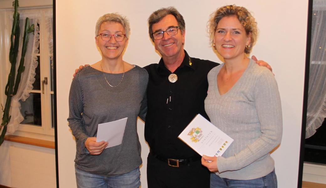 Präsident Markus Niederer mit den beiden Neumitgliedern Denise Schmidheiny (v. l.) und Jessica Steiger. 