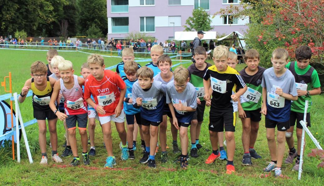 Gleich geht’s los: Eine Gruppe der Kategorie U12 am Start des 1000-Meter-Laufs. Dieser war eine echte Herausforderung, führte er doch über eine Wiese mit Steigung.