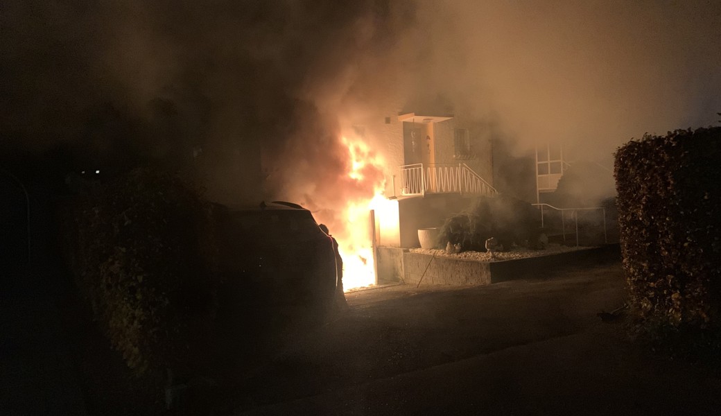 Am späten Abend brannte es in einer Garage eines Zweifamilienhauses