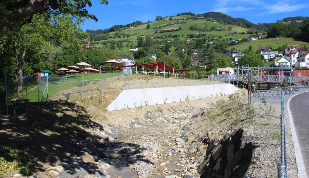 Der Blick auf den Bach ist frei, und in der Badi ist ein neuer, gedeckter Spielplatz entstanden.