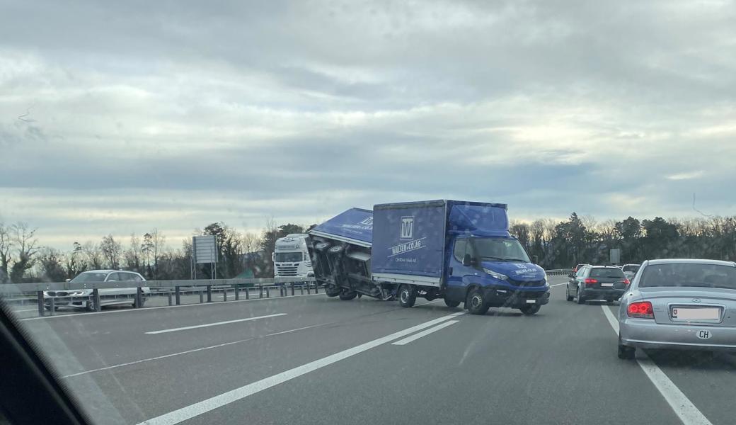 Gleich nach diesem Unfall hatte ein weiteres Auto Schwierigkeiten aufgrund des starken Windes.