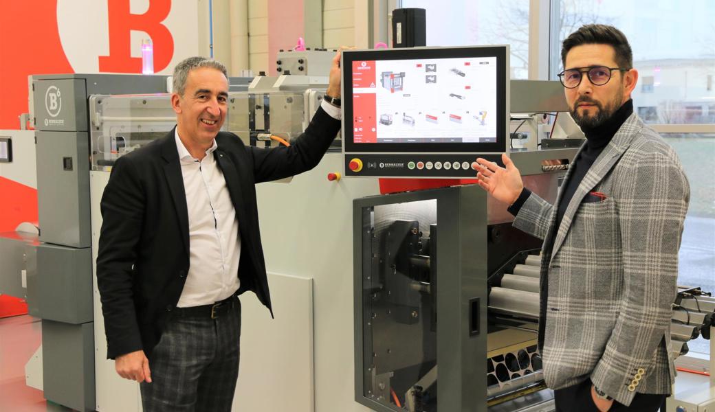 Inhaber Patrick Berhalter (links) und Geschäftsleitungsmitglied Dalibor Schuman zeigen den Hochleistungsstanzautomaten B6. 