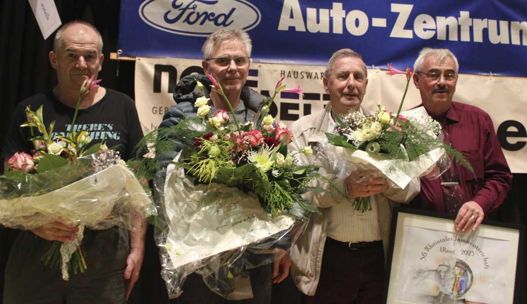 Siegerfoto der 36. Rheintaler Jassmeisterschaft, die mit einem Teilnehmendenrekord endet: Siegerfoto: (v. l. )Bruno Mittelholzer (2.), Adrian Weber (Jasskönig), Alfred Fauster (3.) und Réne Müller, OK Präsident des Turniers. 