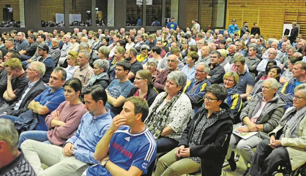 Dieses Bild wünschte sich der Gemeindepräsident jedes Jahr: Fast ein Viertel aller Stimmberechtigten sass am Freitag in der Mehrzweckhalle, dazu zahlreiche Gäste. 