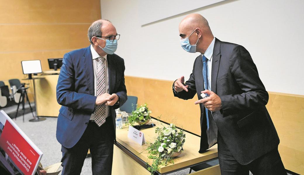 Im Kantonsspital St. Gallen stellten sich Regierungsrat Bruno Damann und Bundesrat Alain Berset am Montag Medienfragen.