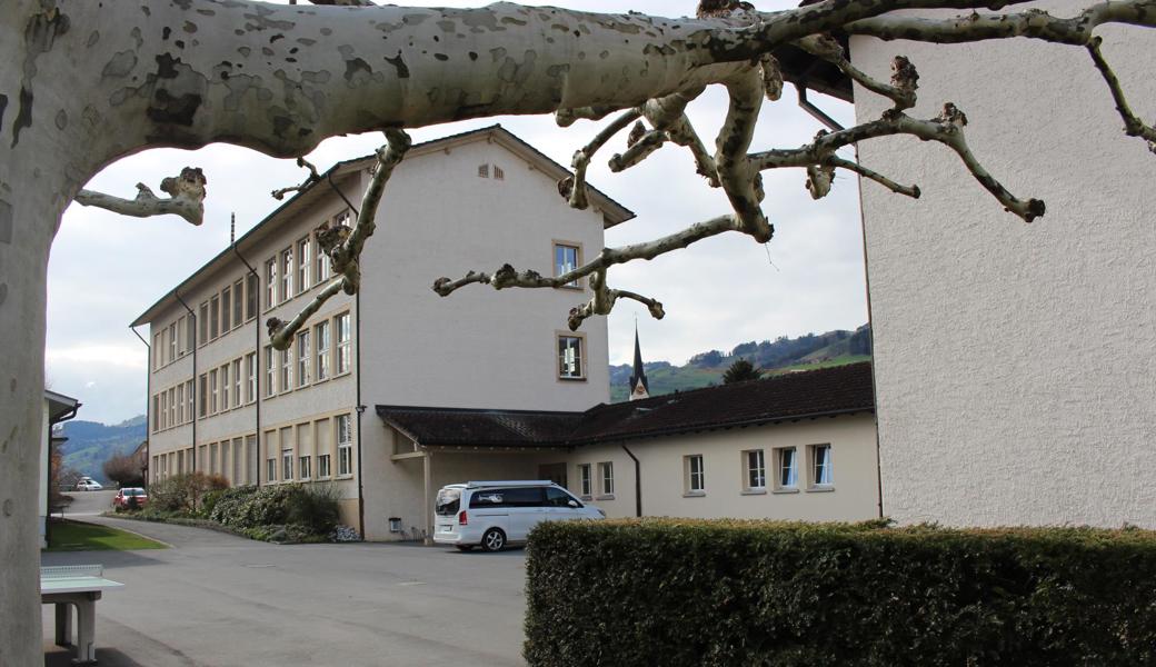 Gehört es bald mit zum Aufgabenbereich von Gemeindepräsident Alexander Breu? Das Primarschulhaus Feld in Marbach.