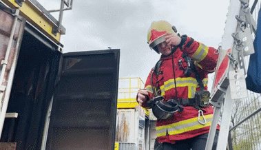 Die Altstätter Feuerwehr zeigt an der Rhema, wie sie arbeitet
