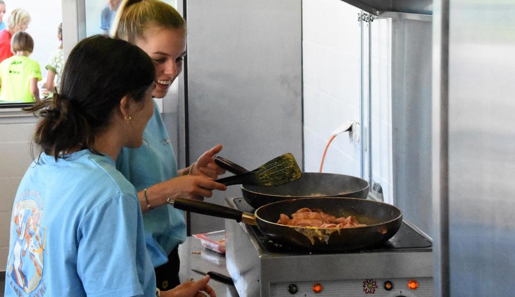 Die Mädchen vom Blauring waren für das Frühstücksbuffet zuständig.