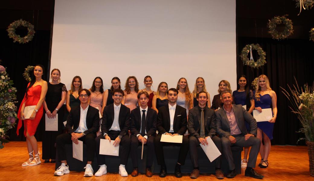 Klasse BMWL19a, vorne, von links: Adrian Wagner, Noah Gotadoro, Gianluca Frei, Elia Iacoveli, Philipp Höchner, Klassenlehrer Livio Ravaioli. Hinten, von links: Ilijana Zeba, Sebastiana Tobler, Elea Steiger, Enya Breu, Seraina Ritz, Cindy Hengartner, Joline Räss, Léonie Schneider, Nadine Brunner, Michelle Walt, Nina Schneider, Vinujha Vairamuthu, Rajana Juros.