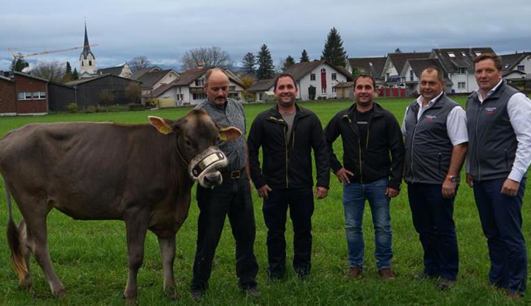 Rind Jelena (v. l.) Armin Schegg (Züchter), Michael Mattle (Sponsor), Patrick Mattle (Sponsor), Oswald Haltiner (OK), Daniel Steiger (OK).