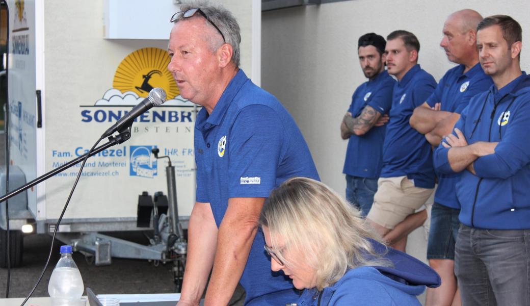 Die Hauptversammlung des FC Au-Berneck fand kürzlich im Freien statt. Präsident Ernst Graf und seine Vorstandskollegen präsentierten ein Frauen-Länderspiel in Au.