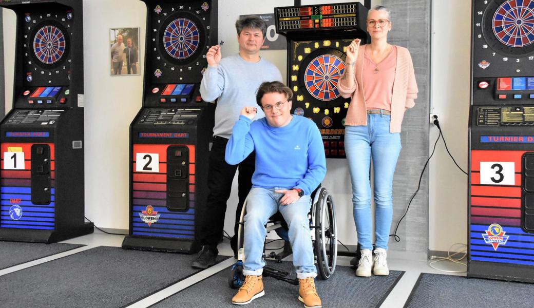 Stani und David Ryczko sowie Maja Werlen bieten in Altstätten Dartssport für Paraplegikerinnen und Paraplegiker an. Dafür haben sie zwei Geräte mit tieferem Bullseye (rechts) gekauft.