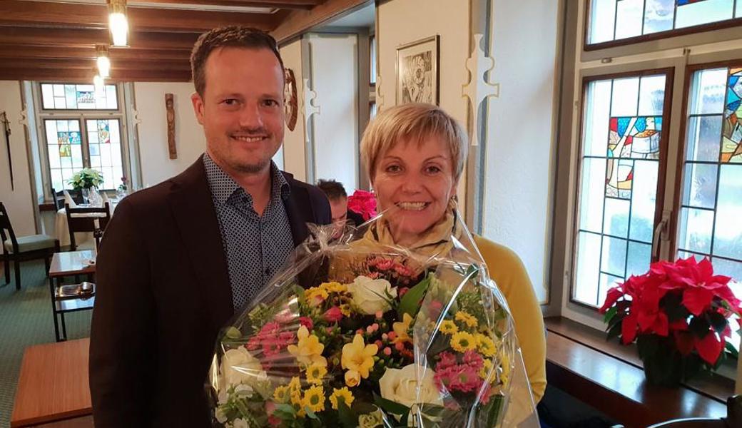 Anneliese Baumgartner, Leiterin Betreibungsamt, erhielt einen Blumenstrauss von Bruno Seelos, Gemeindepräsident Berneck.