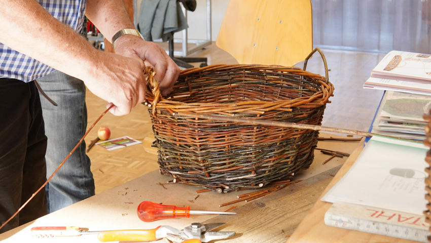 Beim Korbflechten ist viel Handarbeit und Konzentration gefragt.